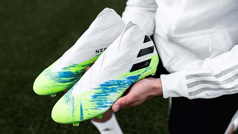 Giày bóng đá adidas nemeziz